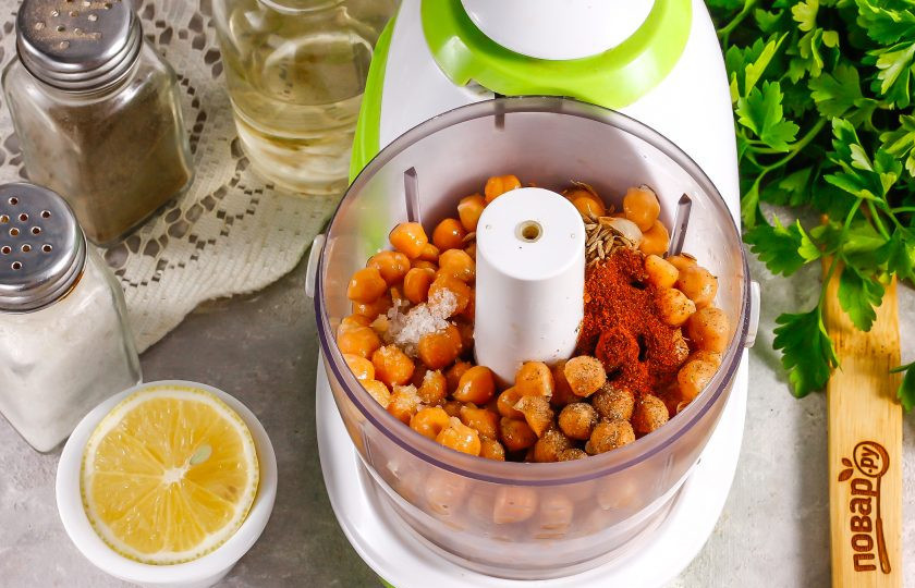 1. Этап. Хумус с петрушкой: Добавьте молотую паприку в емкость и выжмите из ломтиков лимона сок или воспользуйтесь разведенным в воде концентрированным.