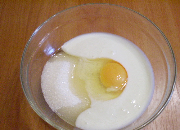 1. Этап. Пирог с тыквой и яблоками: Смешайте кефир с сахаром и яйцом до однородности.