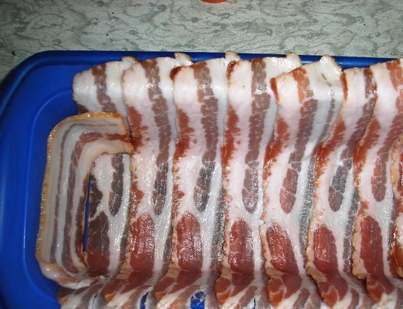 1. Этап. Запеканка с фисташками: Форму для запекания смажьте маслом и выстелите полосками бекона так, чтобы они свисали через край.