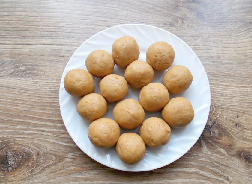 1. Этап. Кейк попсы из печенья: Скатайте из теста одинаковые шарики. Положите в холодильник на 30 минут.