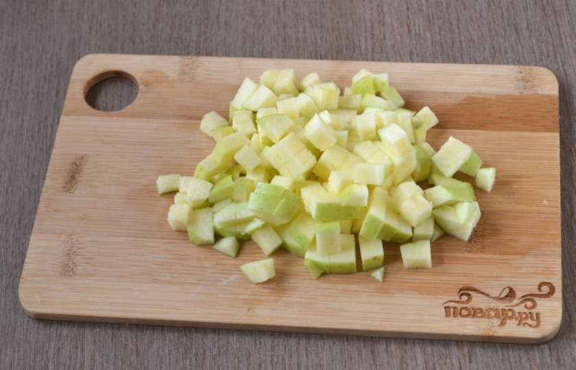 1. Этап. Салат Морской коктейль с креветками и кальмарами: Яблоко порежьте мелкими кубиками, удалив сердцевину.