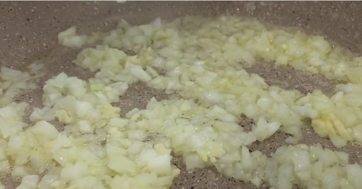 1. Этап. Острые куриные крылышки KFC (плюс соус Дор Блю): 5. Для приготовления соуса 