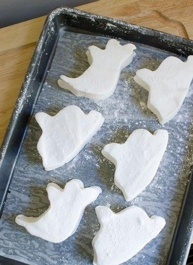 1. Этап. Пастила: Формами для печенья или острым ножом сделайте нужные вам формы из готовой пастилы.