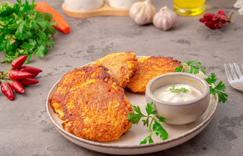 1. Этап. Оладьи из моркови Морковники: Готовые оладьи подавайте со сметаной. Приятного аппетита!