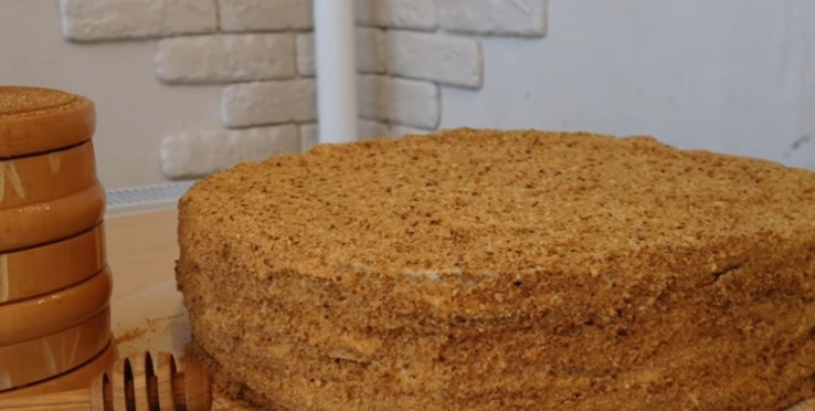 1. Этап. Торт Медовик (Рыжик): 15. Промазываете кремом стороны и верхушку, присыпаете все приготовленной крошкой и отправляете торт на несколько часов в холодильник. Приятного аппетита!