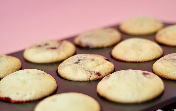 1. Этап. Капкейки с малиновым джемом и лимонной глазурью: 5. Выпекать капкейки в течение 18-20 минут. Дать полностью остыть перед нанесением глазури.