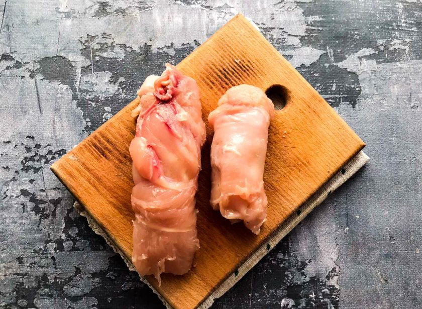 1. Этап. Куриные рулетики с творогом и зеленью в духовке: Подготовьте остальные рулетики.