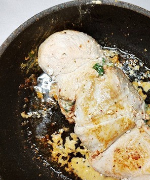 1. Этап. Сырно-шпинатная курица: Обжарить рулет на сковороде до румяной корочки.
