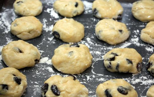 1. Этап. Сконы: Сформированные нами булочки выкладываем на противень, слегка присыпанный мукой и смазанный маслом. Сверху смазываем булочки взбитым желтком - и ставим их в духовку, разогретую до 180 градусов.