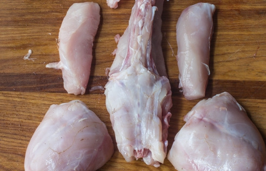 1. Этап. Кролик, тушенный в молоке: 1. Тушки, если нужно, разделываем, натираем специями и на растительном масле обжарим в сотейнике до появления корочки. Грибы отдельно замочим в теплом молоке, а затем тоже поджарим.