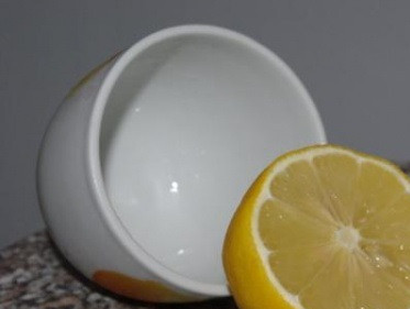 1. Этап. Варенье из киви и яблок: Переложите фрукты в глубокую емкость для варки, сверху выдавите сок целого лимона. Это делается, чтобы фрукты не потемнели.