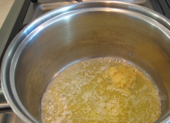 1. Этап. Белый соус для пиццы: 3. Добавьте чеснок в сотейник, перемешайте массу и прогрейте около 1 минуты.