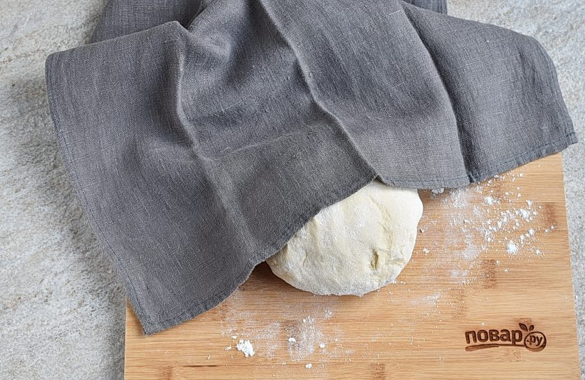 1. Этап. Вареники с адыгейским сыром: Вымесите тесто, скатайте в шар, накройте полотенцем и дайте полежать минут 20 для набухания клейковины.