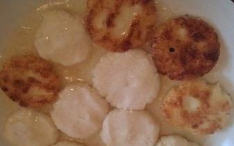 1. Этап. Сырники творожные с манкой: В сковородку влейте растительное масло и разогрейте его на плите. Убавьте огонь и выложите на сковороду сырники. Обжаривайте их с обеих сторон до появления золотистой корочки.