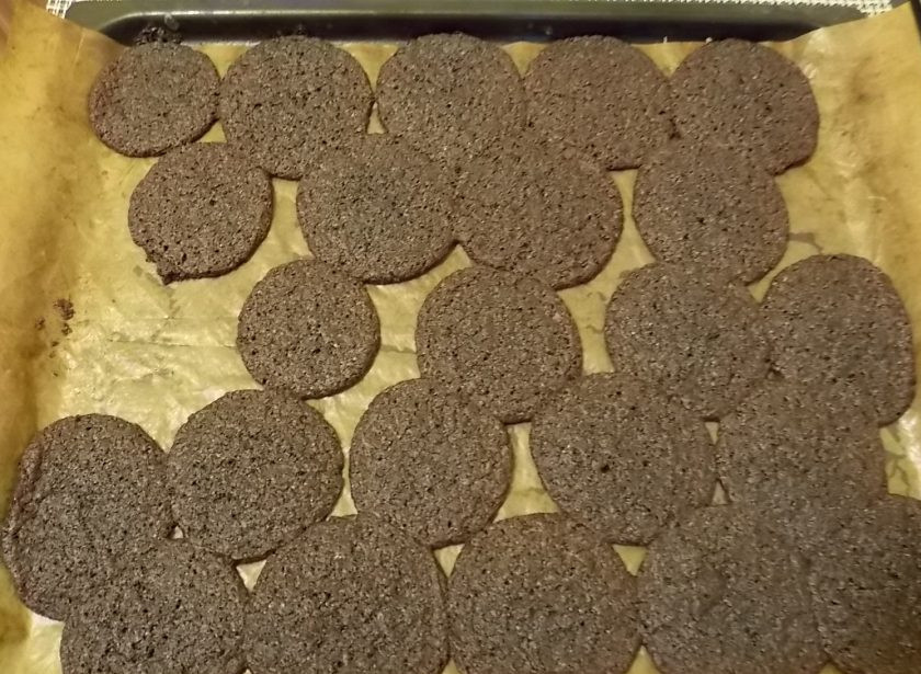 1. Этап. Шоколадное печенье Вафли: Выпекайте в горячей духовке при t=180 градусов в течение 10 минут.