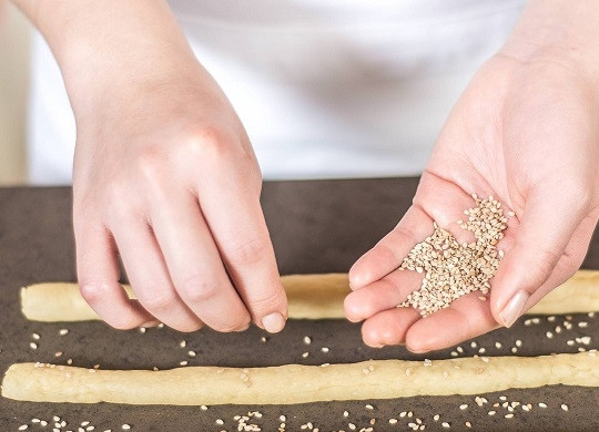 1. Этап. Хлебные палочки без дрожжей: 3. Присыпьте семенами кунжута или другими добавками. Разогрейте духовку до 200 градусов.