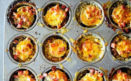 1. Этап. Картофель с сыром и зеленым луком: 5. Запекать в духовке при температуре 200 градусов в течение 20-25 минут, пока сыр не расплавится и картофель не станет коричневым.