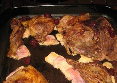 1. Этап. Утка кусочками с яблоками: На дно противня выкладываем кусочки утиного жира, затем — обжаренные куски утки. Посыпаем специями.