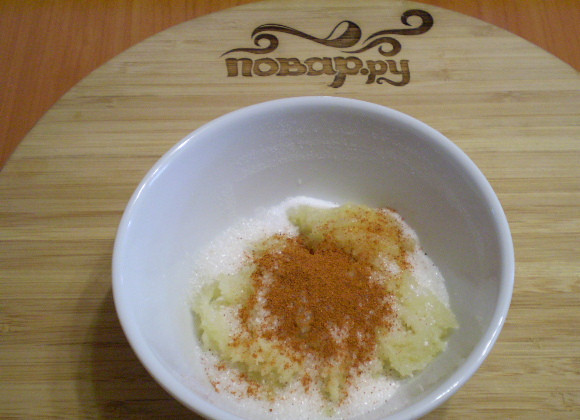 1. Этап. Засолка пекинской капусты по-корейски: Смешайте давленый чеснок с перцем, сахаром и солью.