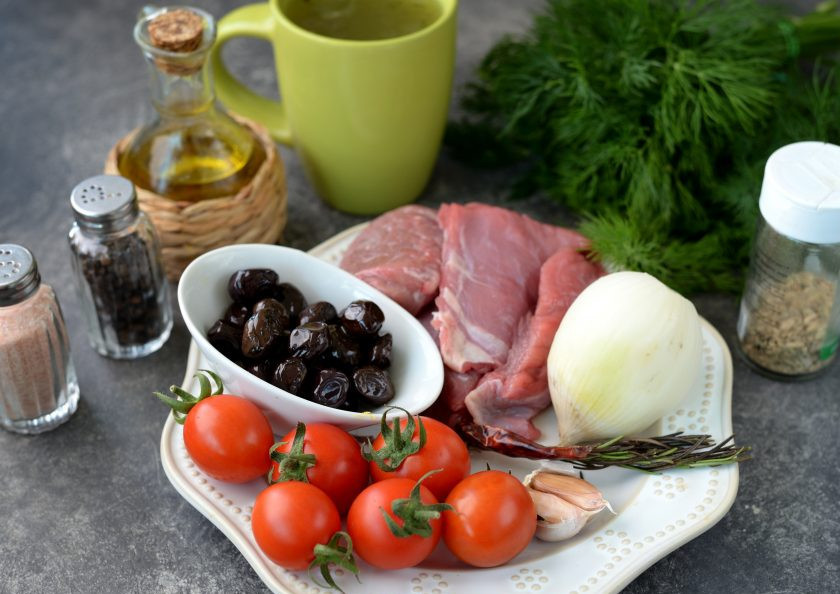 1. Этап. Говядина по-сицилийски: Подготовьте все необходимые ингредиенты. Говядину очистите от пленок и жил. Помойте овощи, почистите лук и чеснок.