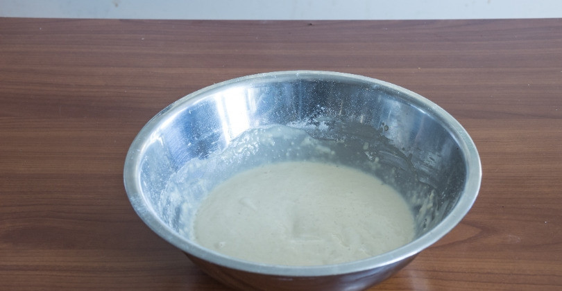 1. Этап. Штоллен с пьяной вишней: Приготовьте опару. Для этого подогрейте немного молоко и подливайте в мисочку с дрожжами, разотрите в однородную пасту. Добавьте 1 ст. л. сахара и 4 ст. л. муки, перемешайте и оставьте в теплом месте для подхода, примерно на 30 минут.