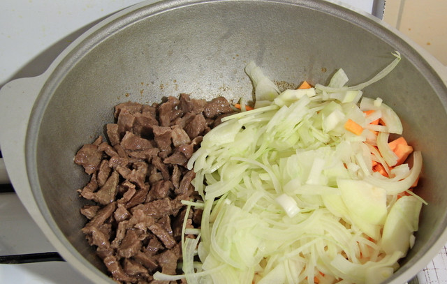 1. Этап. Лагман с сельдереем: 1. Баранину режем средними кусочками и обжариваем в казанке с луком и морковью. Лучше всего это делать на курдючном жире, но и растительное масло сойдет.