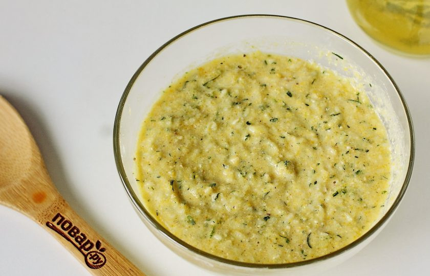 1. Этап. Оладьи из кабачков с кукурузной мукой: Тесто не должно быть слишком жидкое или через чур густое, по консистенции примерно как густая сметана. Дайте ему постоять 10 минут.