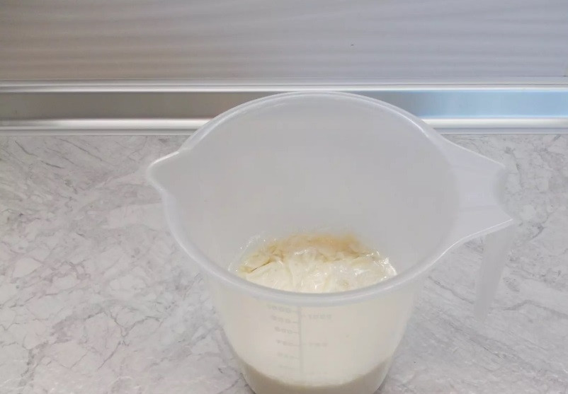 1. Этап. Глазурь для кулича из сгущенки: Лучше всего оставить глазурь на сутки при комнатной температуре. Закройте ёмкость пищевой плёнкой.