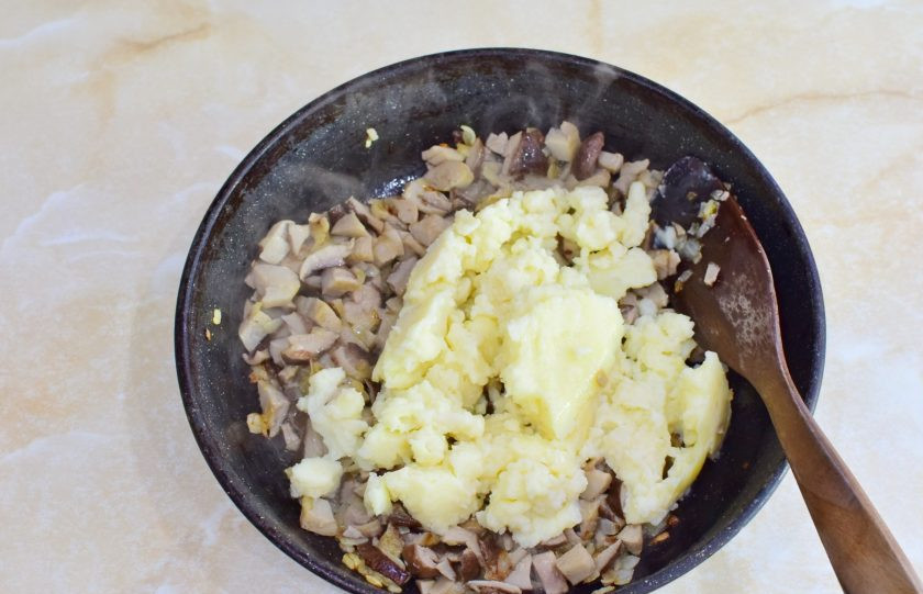 1. Этап. Жареные пирожки на кефире с картошкой и грибами: Затем вмешайте картофельное пюре и все вместе хорошо прогрейте. Затем готовую начинку снимите с огня и оставьте остыть.