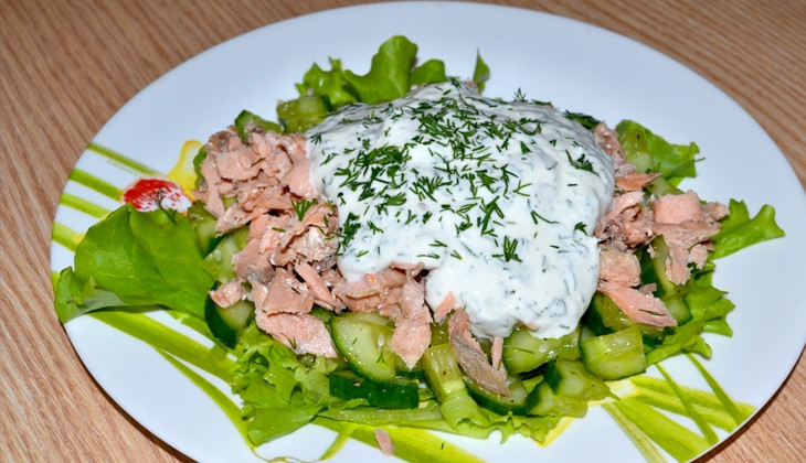 1. Этап. Салат Рыбачок: Промойте листья салата и обсушите, выложите на блюдо. Сверху выложите слой огурцов, затем — рыбу. Полейте все сметанной заправкой. Готовый салат 