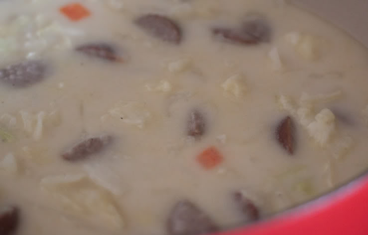 1. Этап. Немецкий суп с колбасками: Влейте сливки. Доведите до кипения. Как только снова закипит, добавьте тёртого сыра (оставьте немного сыра для сервировки). Посолите, поперчите, если это ещё необходимо. Как только сыр расплавится в супе, сразу же снимайте с огня. Посыпьте немного сыра на суп в тарелочку перед подачей.