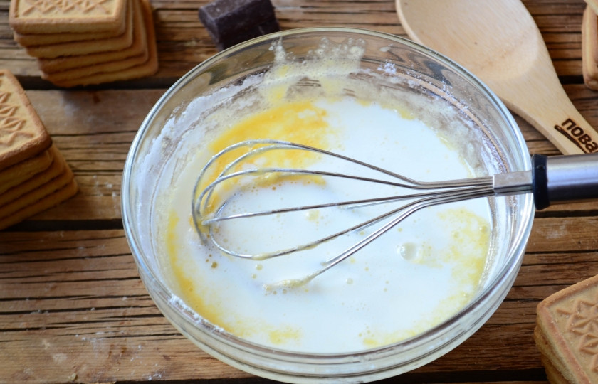 1. Этап. Торт из печенья с заварным кремом: В последнюю очередь влейте сначала половину молока (и полностью размешайте), затем остальное молоко и снова размешайте до однородности.