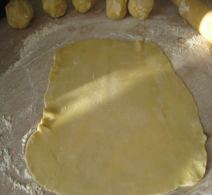 1. Этап. Закусочный торт без выпечки: 2. Раскатываем каждый шарик в тонкий пласт и отправляем на раскаленную сковороду.