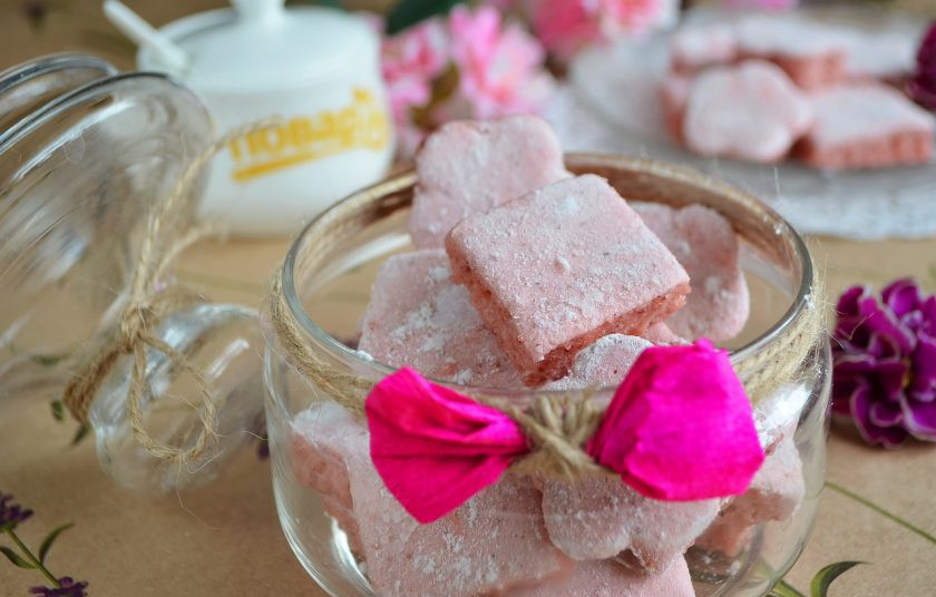 1. Этап. Десерт Клубничные облака: 9. По желанию можно обвалять квадратики со всех сторон. Угощайтесь!