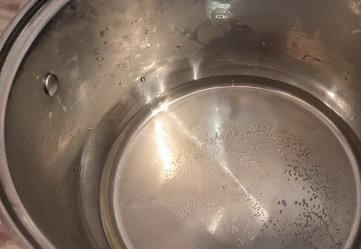 1. Этап. Окунь в ромовом маринаде: В кастрюлю, добавьте соль и сахар, залейте водой, поставьте на огонь.