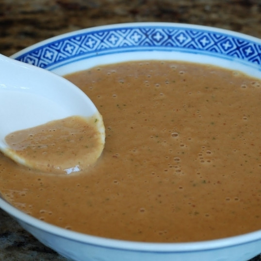 1. Этап. Закуска из курицы и свежих овощей: Измельчаем до однородности. Получается вот такой красивый, достаточно жидкий соус.