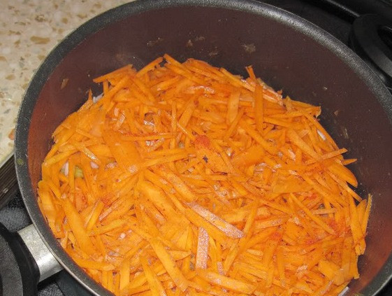 1. Этап. Плов из баранины с помидорами: На лук выкладываем слой из морковь, его можно слегка посолить и поперчить.