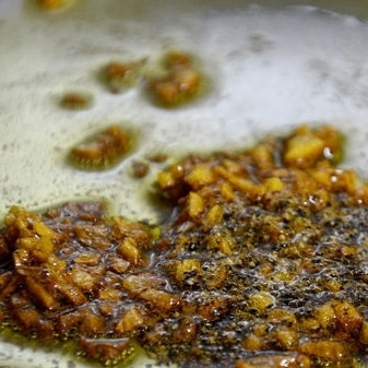 1. Этап. Жареные креветки с луком: 3. Добавьте лимонную цедру, специи, кайенский перец. Перемешайте.