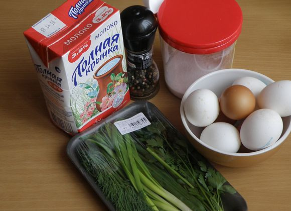 1. Этап. Омлет без молока в мультиварке: 1. Традиционный омлет готовится с добавлением молока, но мы заменим его на сметану. Также можно взять сливки.