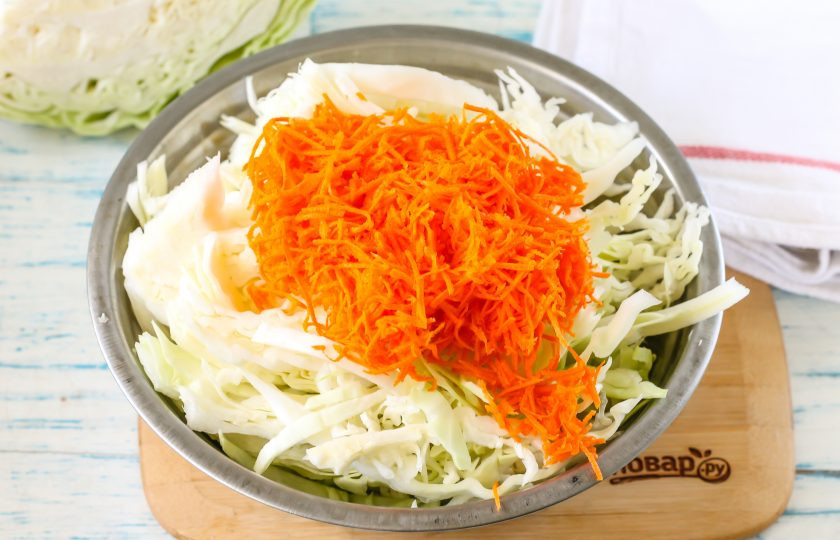 1. Этап. Квашеная капуста с лимонной кислотой: Морковь очистите от кожуры и натрите на терке с мелкими ячейками.