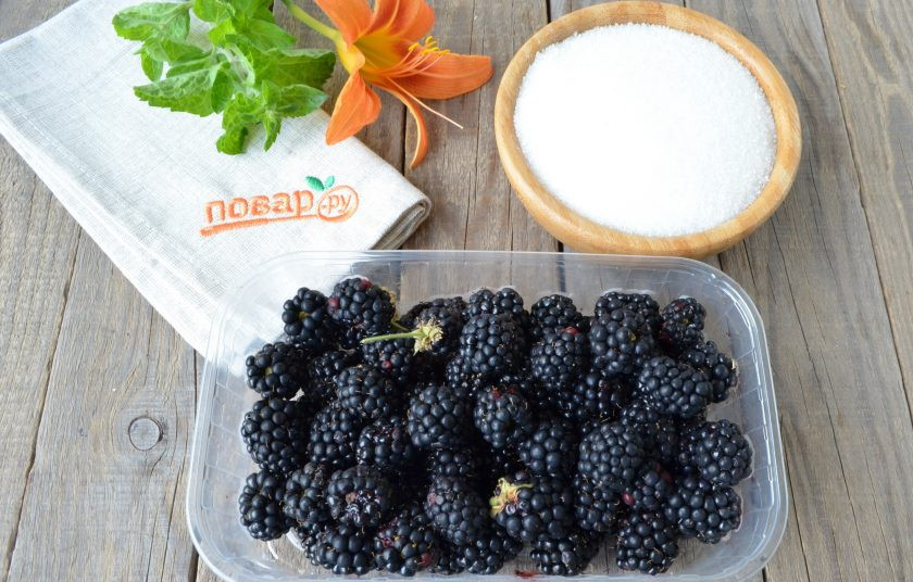 1. Этап. Варенье из ежевики без варки: Для варенья отберите только здоровые ягоды. Отвесьте сахар. Простерилизуйте баночки и крышки для хранения варенья.