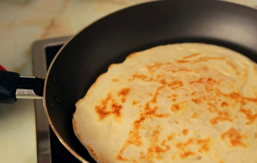 1. Этап. Индийские лепешки с начинкой: 5. Выпекайте лепешки на сухой разогретой сковороде, периодически переворачивая и смазывая растопленным сливочным маслом. Жарьте, пока лепешка не пропечется. Приятного аппетита!