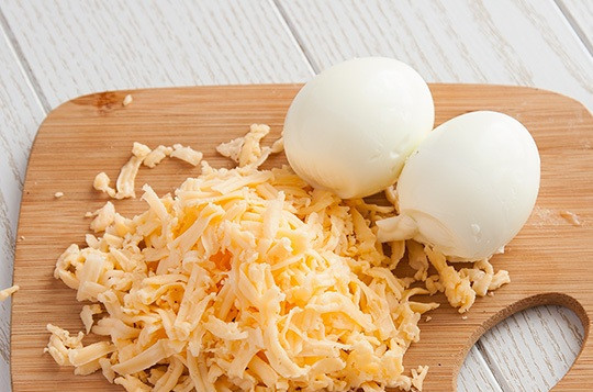 1. Этап. Помидоры с сырной начинкой: 2. Натираем сыр на терке и отвариваем 2 яйца.