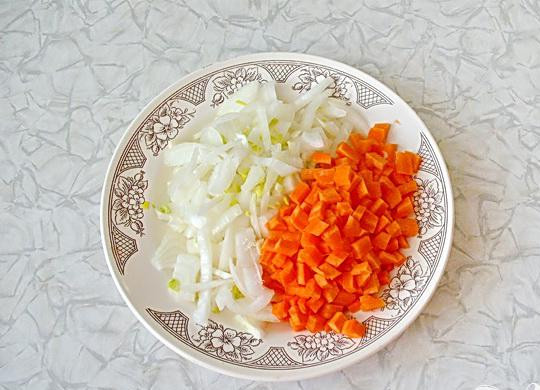 1. Этап. Тушеные индюшиные сердечки: 1. В первую очередь спассируем морковь и лук. Для этого очищаем морковь и лук, промываем их, в сковороду наливаем немного растительного масла, разогреваем, и спассеруем их. Минуты две, на небольшом огне овощи тушим, постоянно при этом, помешивая (они должны пропитаться маслом).