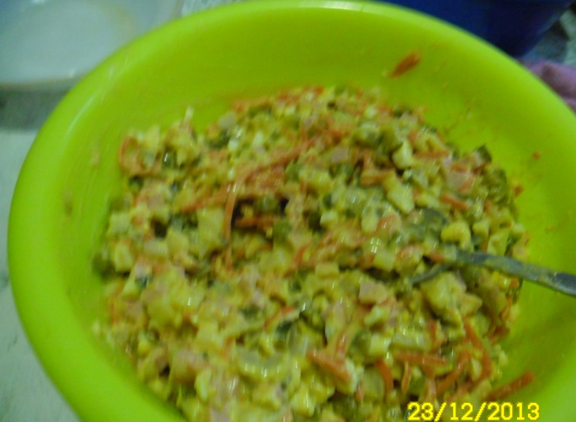 1. Этап. Салат Ёлочка: 3. смешать картофель, яйца, огурцы, колбасу, горошек, морковь, добавить майонез.