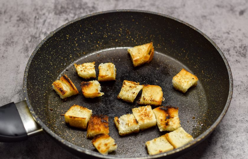 1. Этап. Салат с сыром косичка и сухариками: Сковороду разогрейте и смажьте немного маслом, выложите кусочки хлеба и поджарьте до золотистой корочки.