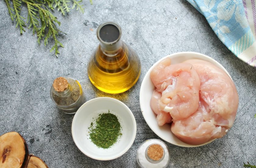 1. Этап. Нежная куриная грудка по методу су-вид в мультиварке: Подготовьте все необходимые ингредиенты для приготовления нежной куриной грудки по методу су-вид в мультиварке.