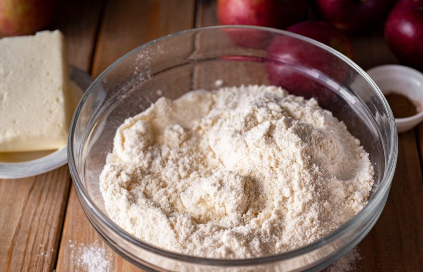 1. Этап. Тарт Татен: Выложите крошку из чаши блендера в просторную миску и залейте к ней ледяную воду.