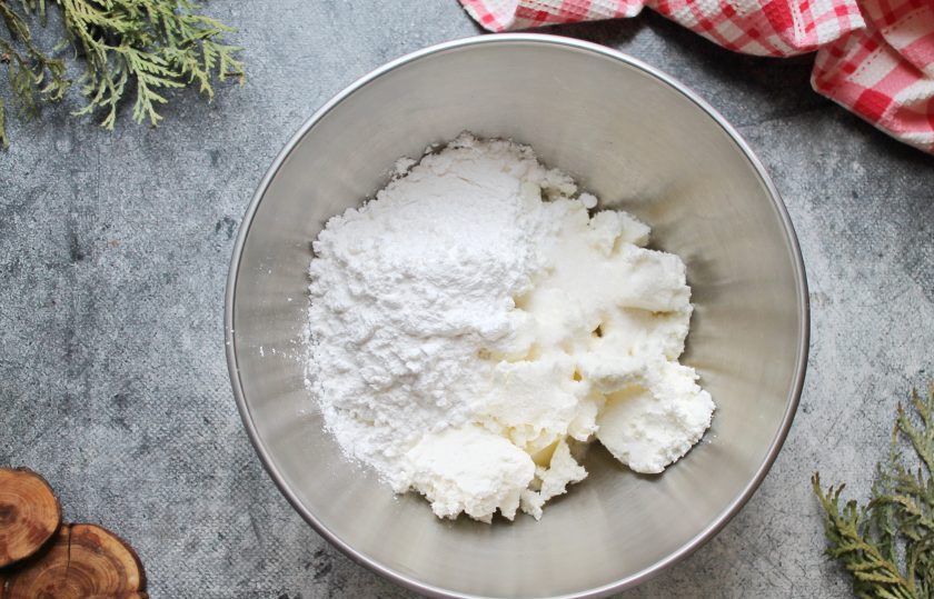 1. Этап. Творог с желатином и печеньем: В миску выложите творог, сахарную пудру и ванильный сахар. Пробейте все погружным блендером до однородной массы. После этого взбейте массу миксером до пышности.