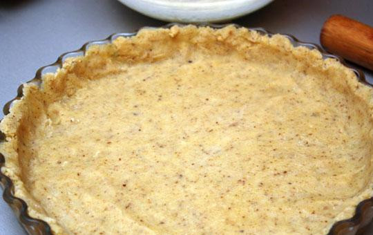 1. Этап. Будайский творожник: Спустя полчаса делим тесто на две части - 1/3 и 2/3. Ту часть, что побольше, раскатываем и выкладываем в форму для выпекания - как показано на фото. Ставим форму для выпекания в духовку и выпекаем 15 минут при 180 градусах.